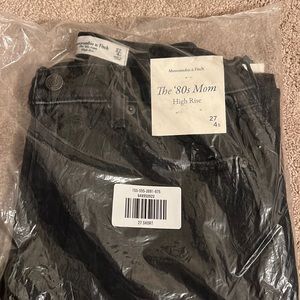 Abercrombie & Fitch , 27/4 SHORT the 80’s mom high rise jeans. Black denim